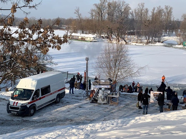 В Киеве проходят массовые купания в проруби, фото