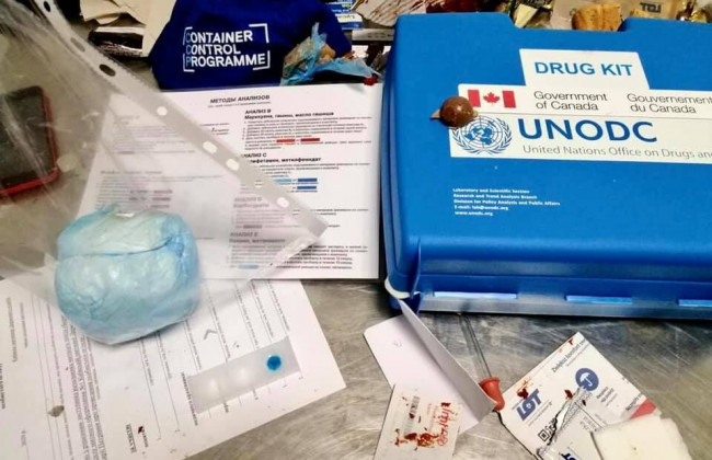 Киевские таможенники обнаружили кокаин в банке томатной пасты