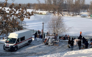 В Киеве проходят массовые купания в проруби, фото