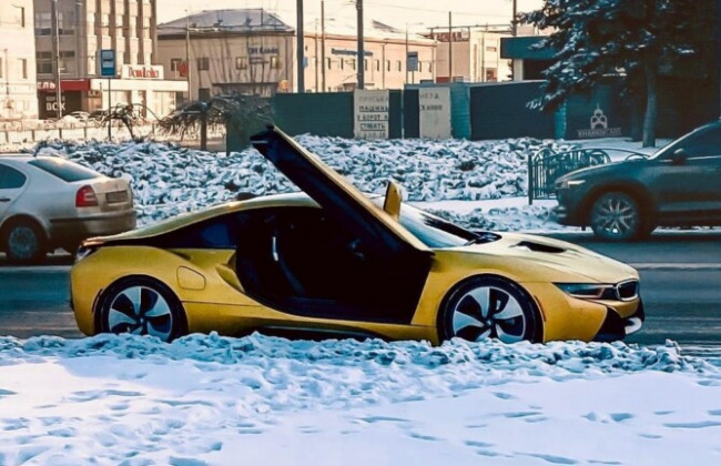 В Украине заметили дорогой спорткар яркого цвета