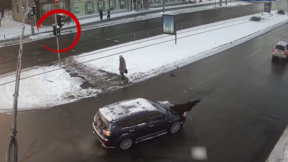 В Киеве под колеса внедорожника попала женщина, переходившая дорогу, видео