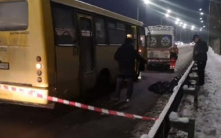 В Киеве на пешеходном переходе маршрутка насмерть сбила пешехода, видео