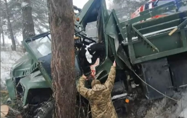 Серьезное ДТП во Львовской области: пострадали 13 военных