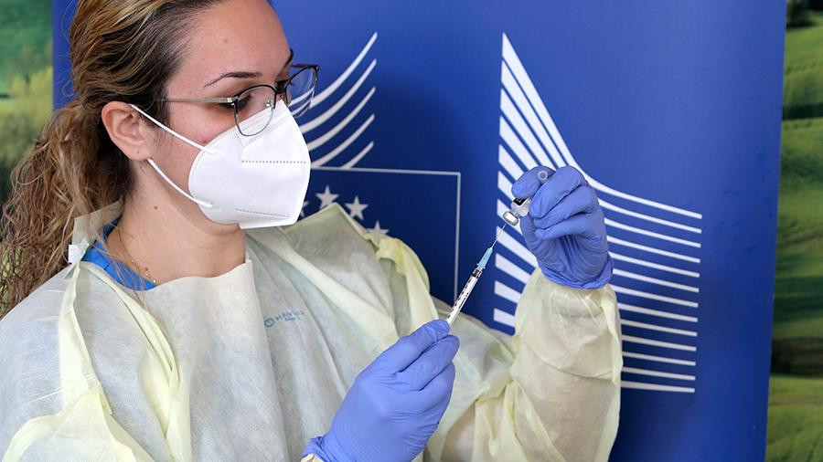 Єврокомісія закликає прискорити вакцинацію від коронавірусу