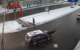 В Киеве под колеса внедорожника попала женщина, переходившая дорогу, видео