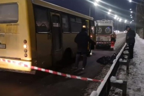 В Киеве на пешеходном переходе маршрутка насмерть сбила пешехода, видео