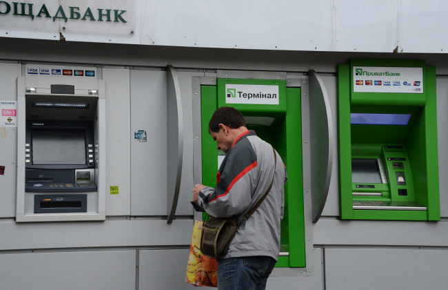 Может ли исполнитель инициировать наложение ареста на все счета нарушителя ПДД: разъяснение Минюста