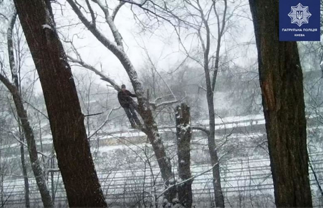 В Киеве мужчина пытался свести счеты с жизнью из-за проблем в семье: фото