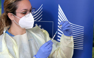 Єврокомісія закликає прискорити вакцинацію від коронавірусу
