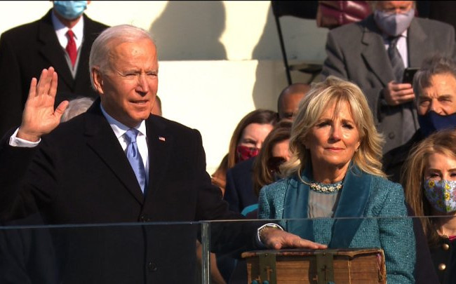 Вернул ВОЗ в США и обязательство 100 дней носить маски: Байден отменил ряд указов Трампа