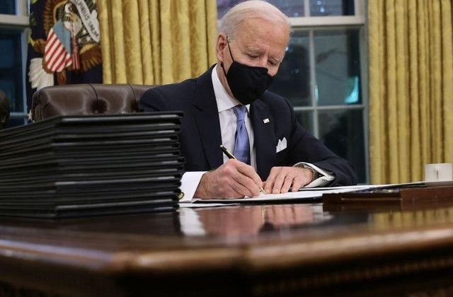 Джо Байден отмечает начало президентства шквалом указов