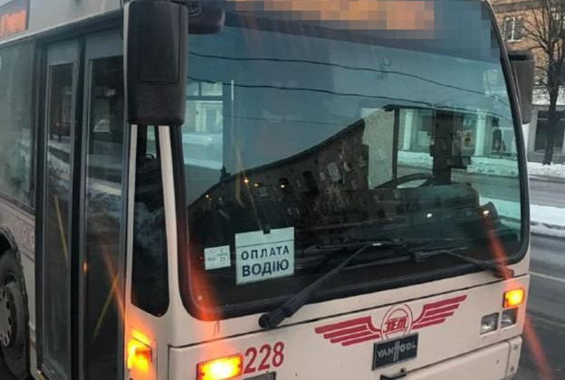 В Запорожье в троллейбусе женщина вытащила кошелек у пенсионера