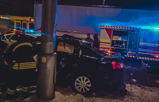 В Киеве легковушка влетела в столб: водителя вырезали из салона, фото