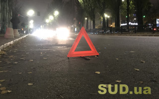 В Киеве автомобиль на пешеходном переходе сбил девушку: фото