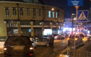 В центре Киева из-за прорыва водопровода произошло массовое ДТП