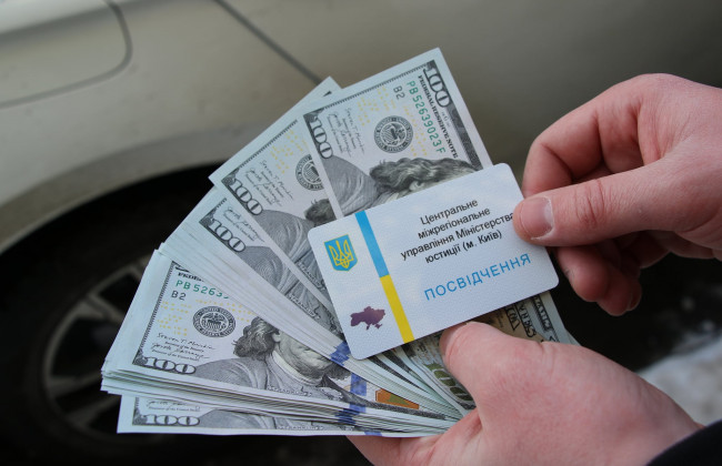 У Києві за хабар затримано двох чиновників Мін'юсту: їхній керівник пішов з посади