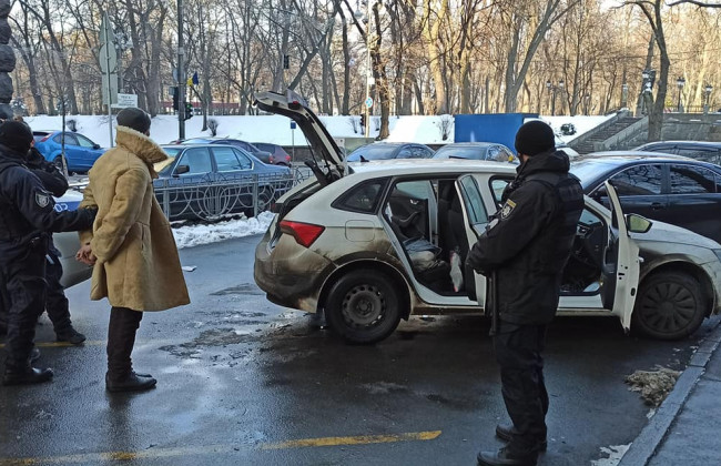 Возле Рады задержали мужчину с оружием – соцсети