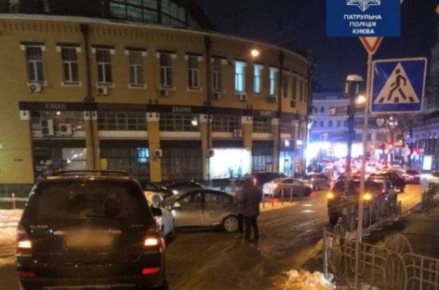 В центре Киева из-за прорыва водопровода произошло массовое ДТП