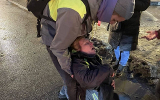 Протесты в Петербурге: сотрудник полиции ударил женщину ногой в живот, видео