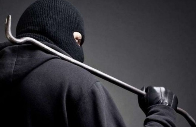 В Киеве мужчина четыре часа грабил магазин