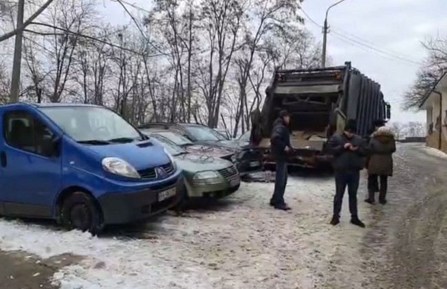 В Киеве мусоровоз разбил 9 автомобилей: видео, фото