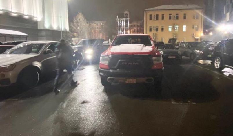 Киевлян возмутил «герой парковки» на внедорожнике Dodge, фото