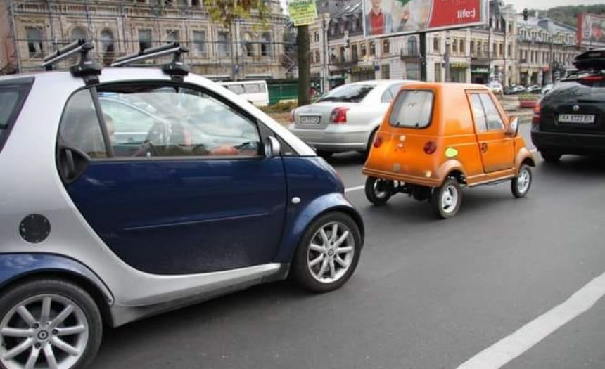 Даже меньше Smart: в Киеве заметили уникальный мини-автомобиль