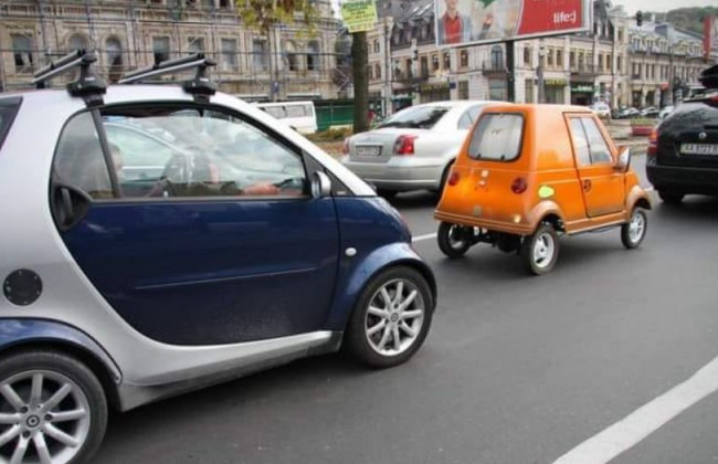 Даже меньше Smart: в Киеве заметили уникальный мини-автомобиль