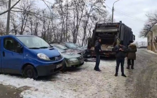 В Киеве мусоровоз разбил 9 автомобилей: видео, фото