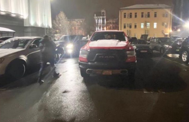 Киевлян возмутил «герой парковки» на внедорожнике Dodge, фото