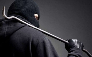 В Киеве мужчина четыре часа грабил магазин