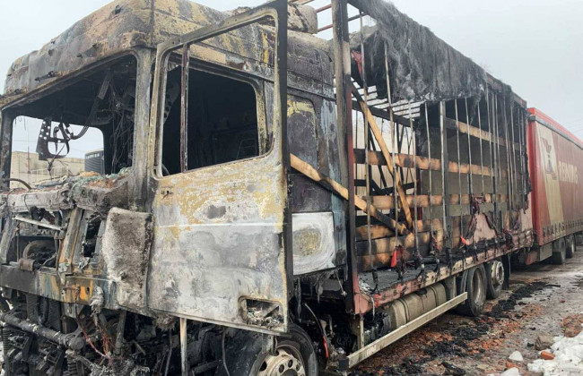 Под Харьковом дотла выгорела фура: есть жертва