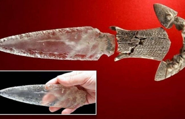 В Испании при раскопках нашли хрустальный кинжал, которому 5 тысяч лет: фото артефакта