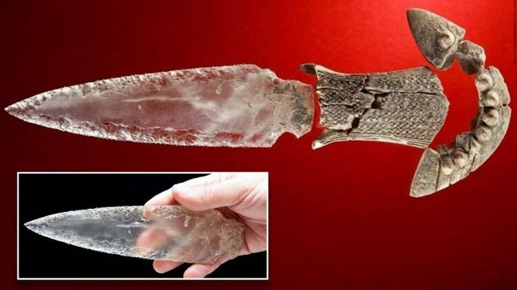 В Испании при раскопках нашли хрустальный кинжал, которому 5 тысяч лет: фото артефакта
