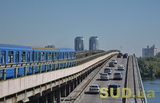 В Киеве двое парней устроили бег на поезде метро во время его движения