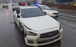 В Киеве пьяный водитель на Infiniti разбил 6 автомобилей: видео