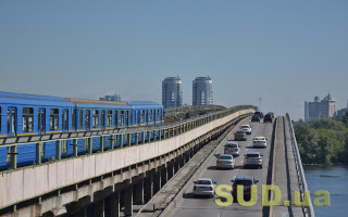 В Киеве двое парней устроили бег на поезде метро во время его движения