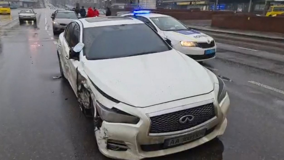 В Киеве пьяный водитель на Infiniti разбил 6 автомобилей: видео