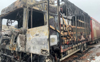Под Харьковом дотла выгорела фура: есть жертва