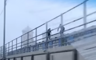 На мосту Метро у Києві двоє хлопців бігали по даху потяга: фото
