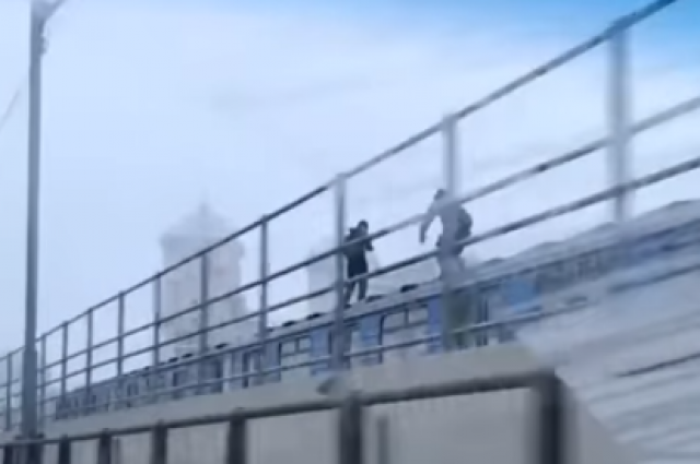 На мосту Метро у Києві двоє хлопців бігали по даху потяга: фото
