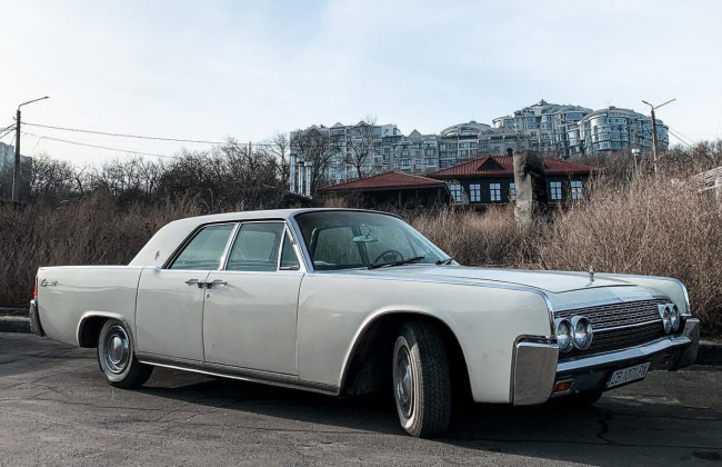 В Украине засветился редкий ретро автомобиль на болгарских номерах