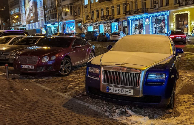 В Киеве на парковке засветились два дорогих автомобиля