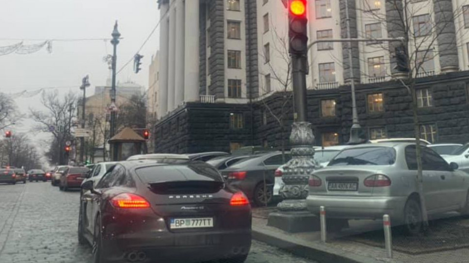 Киевлян возмутил «герой парковки» на Porsche, фото