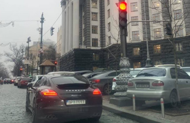 Киевлян возмутил «герой парковки» на Porsche, фото