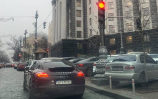 Киевлян возмутил «герой парковки» на Porsche, фото