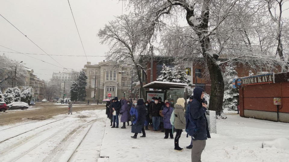 На Одессу обрушился сильный снегопад: город «замер» в пробках, фото