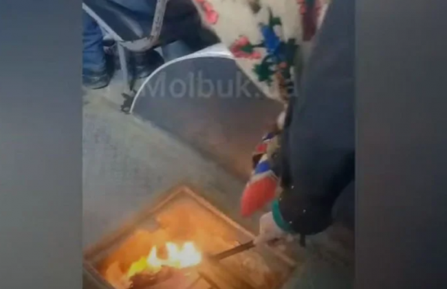 В Черновцах водитель троллейбуса зажгла в салоне факел, чтобы отогреть транспорт: видео