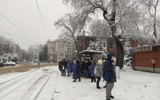 На Одессу обрушился сильный снегопад: город «замер» в пробках, фото