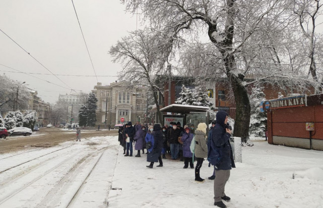 На Одессу обрушился сильный снегопад: город «замер» в пробках, фото